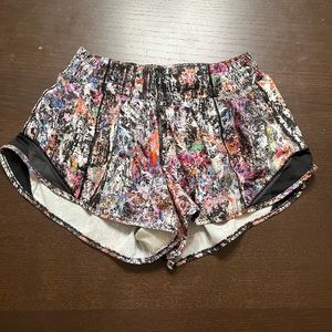 Lululemon size 4 hotty hot shorts